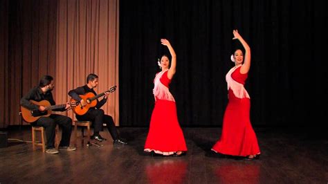  Entre Dos Aguas - Uma Jornada Flamenca Entre Alegria Vibrante e Melancolia Profunda