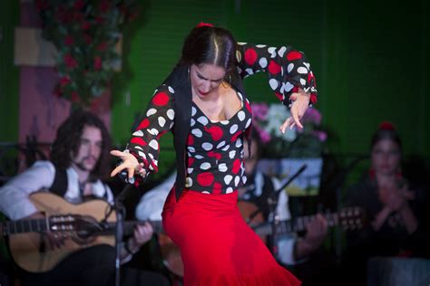 Soleá de la Nana: Um Laço de Melancolia e Ritmos Flamencos Empolgantes